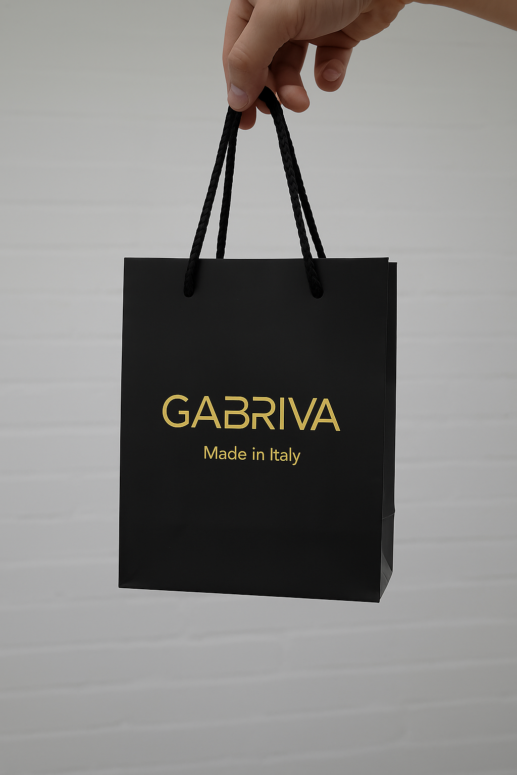 Person hält schwarze Gabriva Geschenktragetasche – elegante Luxury Packaging