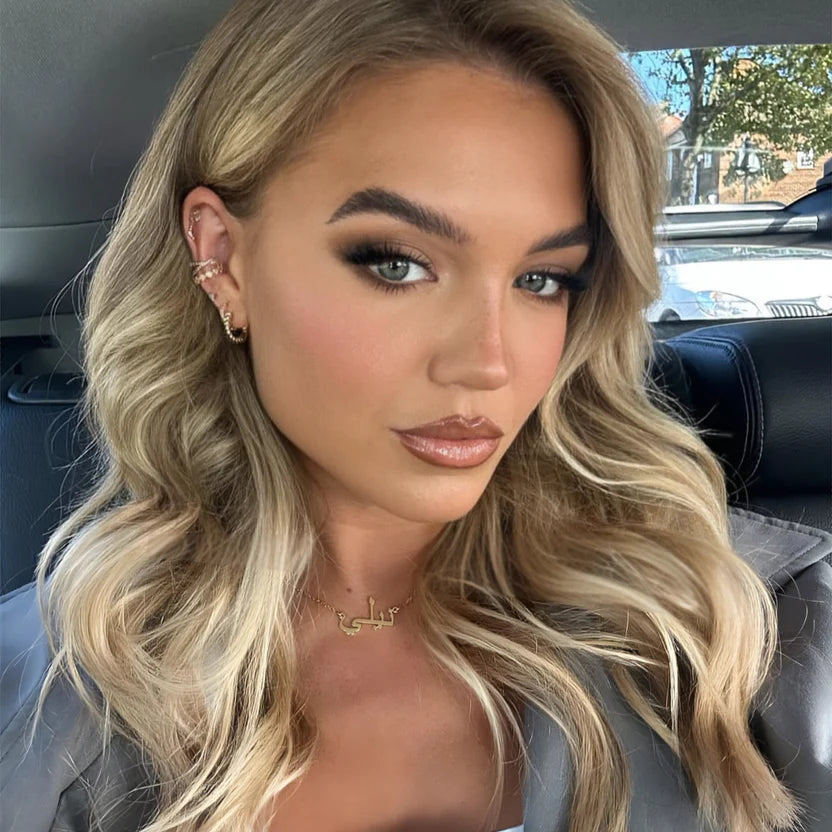 Influencerin präsentiert personalisierte arabische Namenskette von Gabriva