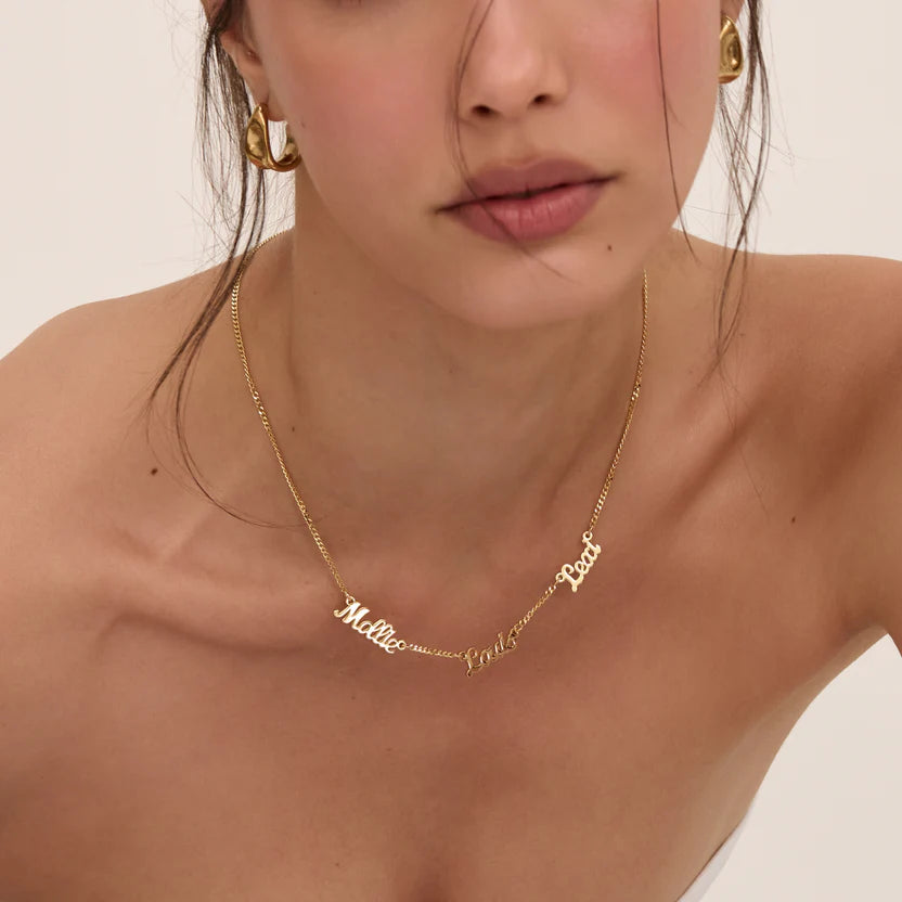 Modell trägt personalisierte goldene Namenskette – eleganter Schmuck für Damen
