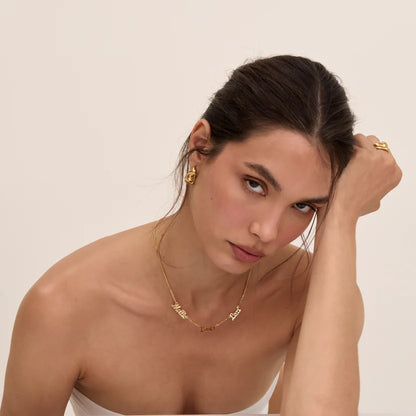 Seitenansicht eines Modells mit goldener mehrteiliger Namenskette