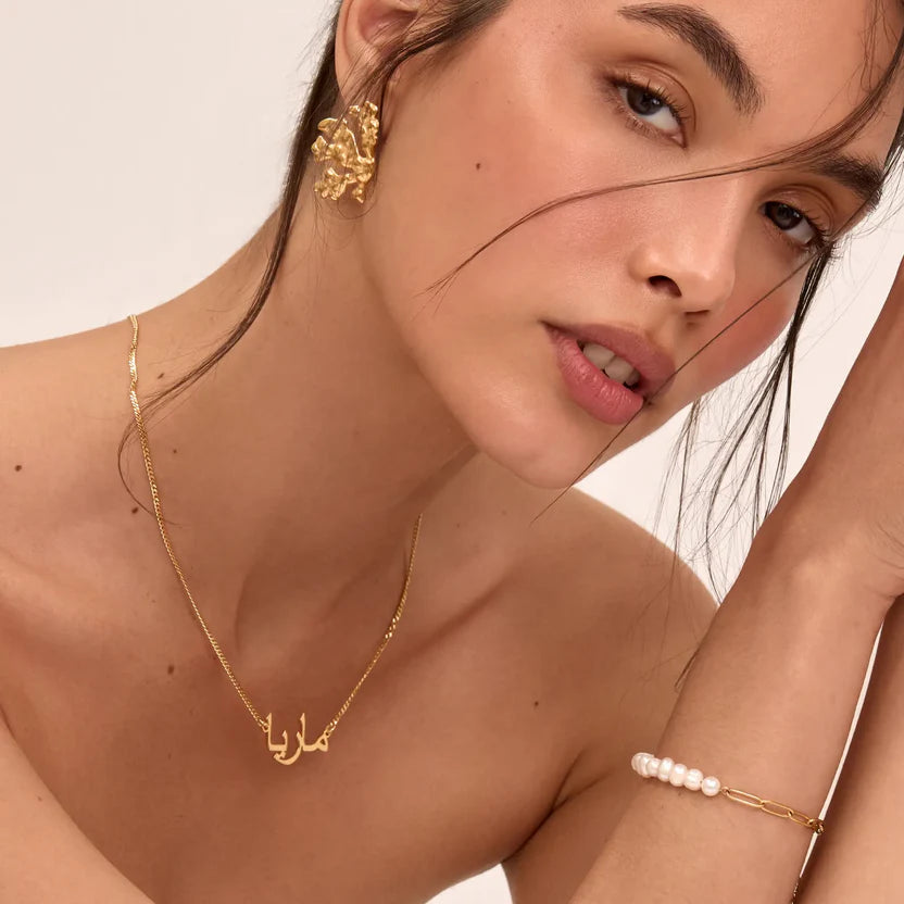 Modell trägt personalisierte arabische Namenskette aus Gold