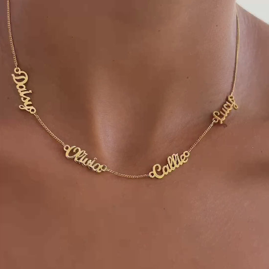 Modell trägt personalisierte goldene Namenskette mit mehreren Namen