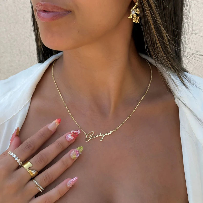 Goldene Namenskette in Schreibschrift – personalisierter Schmuck von Gabriva